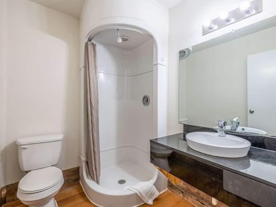 Bathtub, free toiletries, hair dryer, towels