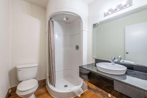Bañera, artículos de tocador gratuitos, secador de pelo, toallas