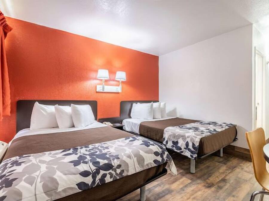 Hypo-allergenic bedding, desk, iron/ironing board, free WiFi