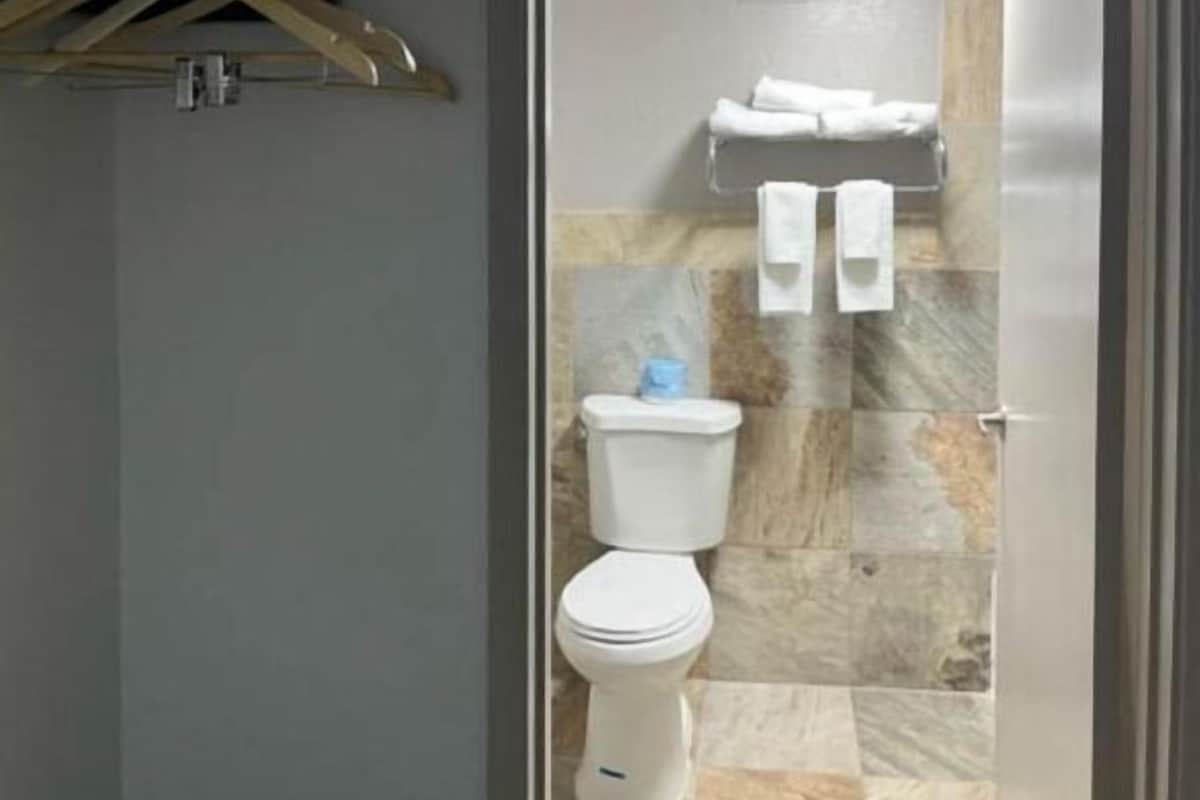 Bathtub, free toiletries, hair dryer (on request), towels