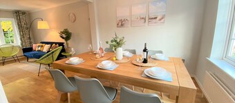 7 Mins to Gatwick Airport, Easy Commute to London! Comfortable King Size Bed!