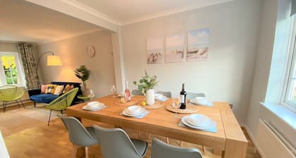 7 mins to Gatwick Airport, easy commute to London! Comfortable King size bed!