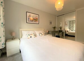 3 makuuhuonetta, työpöytä, silitysrauta/-lauta, Wi-Fi