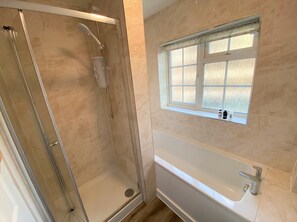 Shower, hair dryer, towels, soap - 7 mins to Gatwick Airport, easy commute to London! Comfortable King size bed! (Redhill)