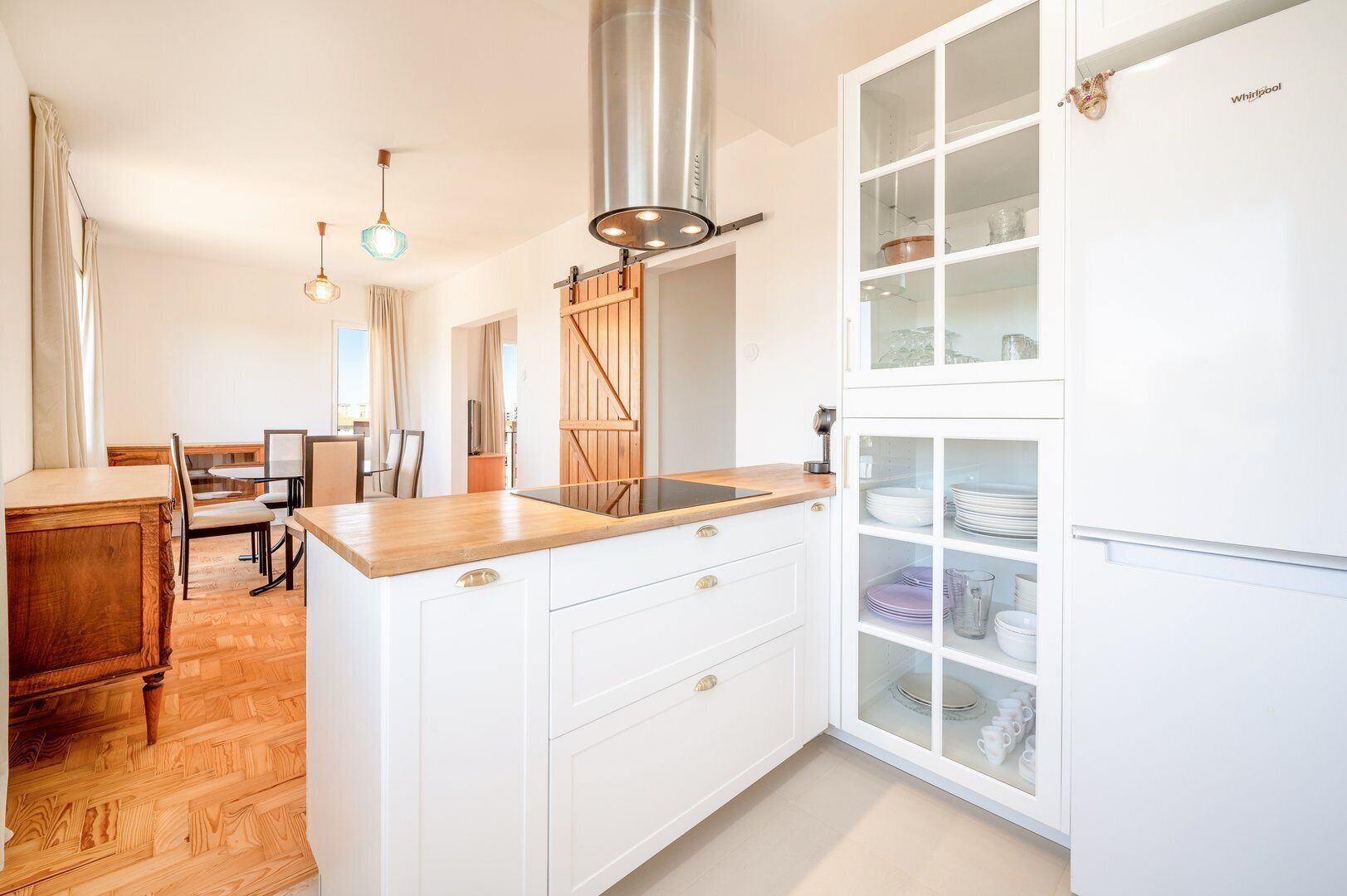 Een koelkast, een oven, een kookplaat, een vaatwasser