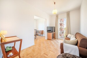 TV - Retro design in Olivais (Lisbon)