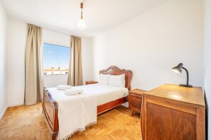 3 bedrooms, desk, Internet, bed sheets - Retro design in Olivais (Lisbon)