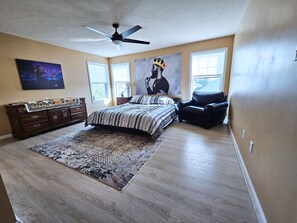 4 bedrooms, desk, iron/ironing board, WiFi