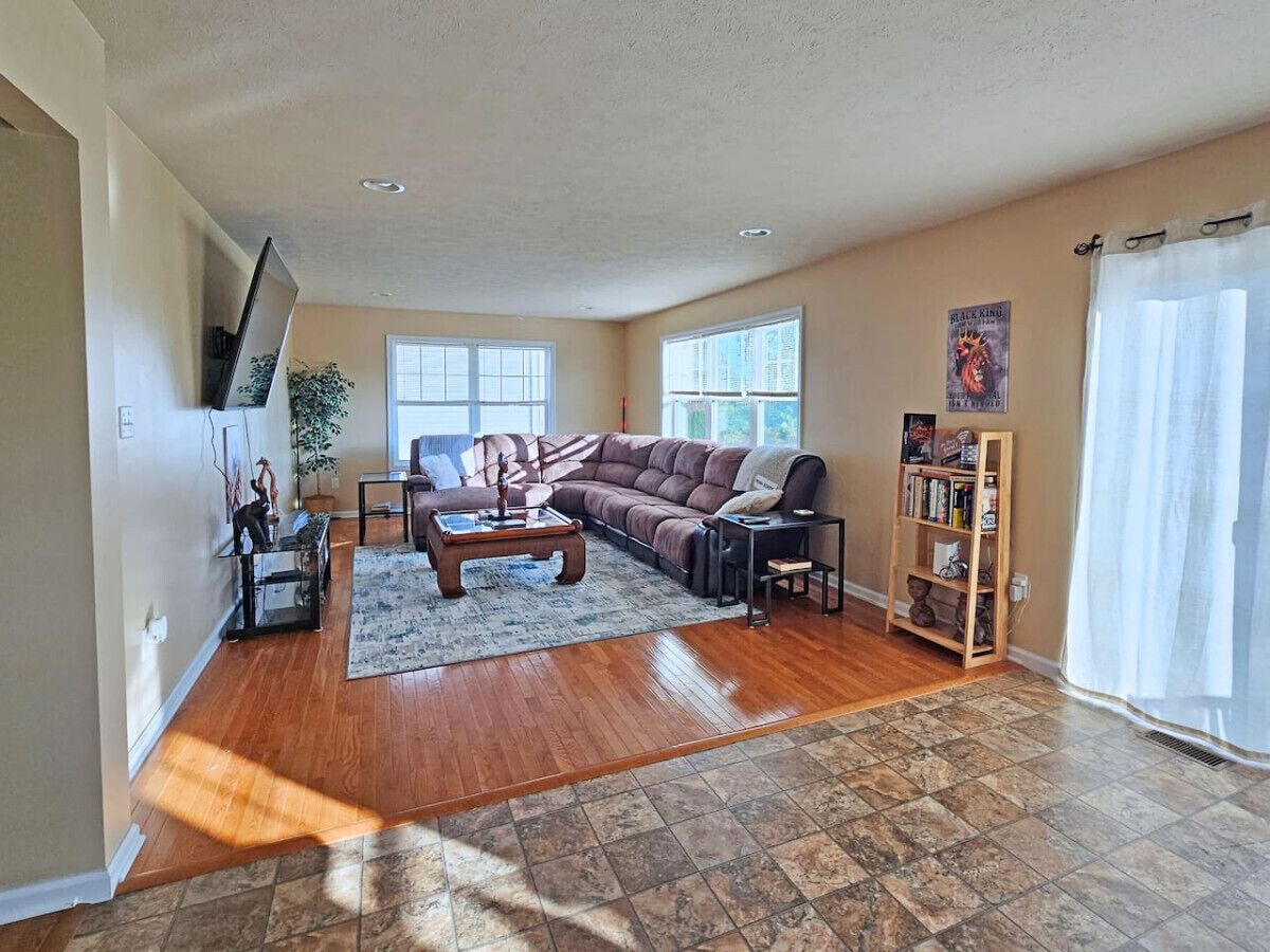 Huge House 10 Mins From Psu Campus + Private Deck! - State College, PA
