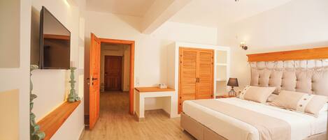 Suite familiale | Minibar contenant certains articles gratuits, bureau