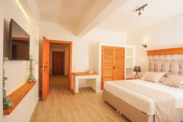 Family Suite | Free minibar items, in-room safe, desk, laptop workspace