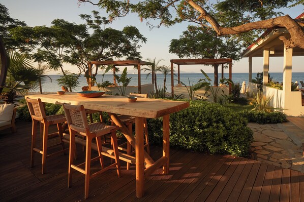 بار على الشاطئ