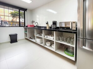 冰箱、微波炉、烤箱、炉灶