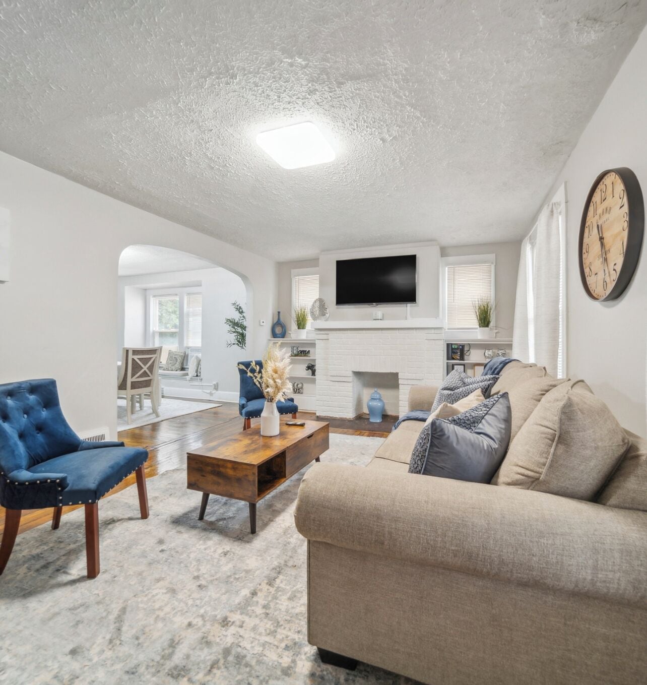 Cozy & Contemporary Pearl, located in the heart of Old Brooklyn. 