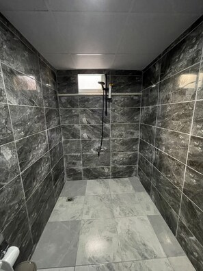 Máy sấy tóc, khăn tắm, xà phòng, dầu gội