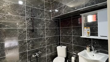 Pengering rambut, handuk, sabun, dan sampo