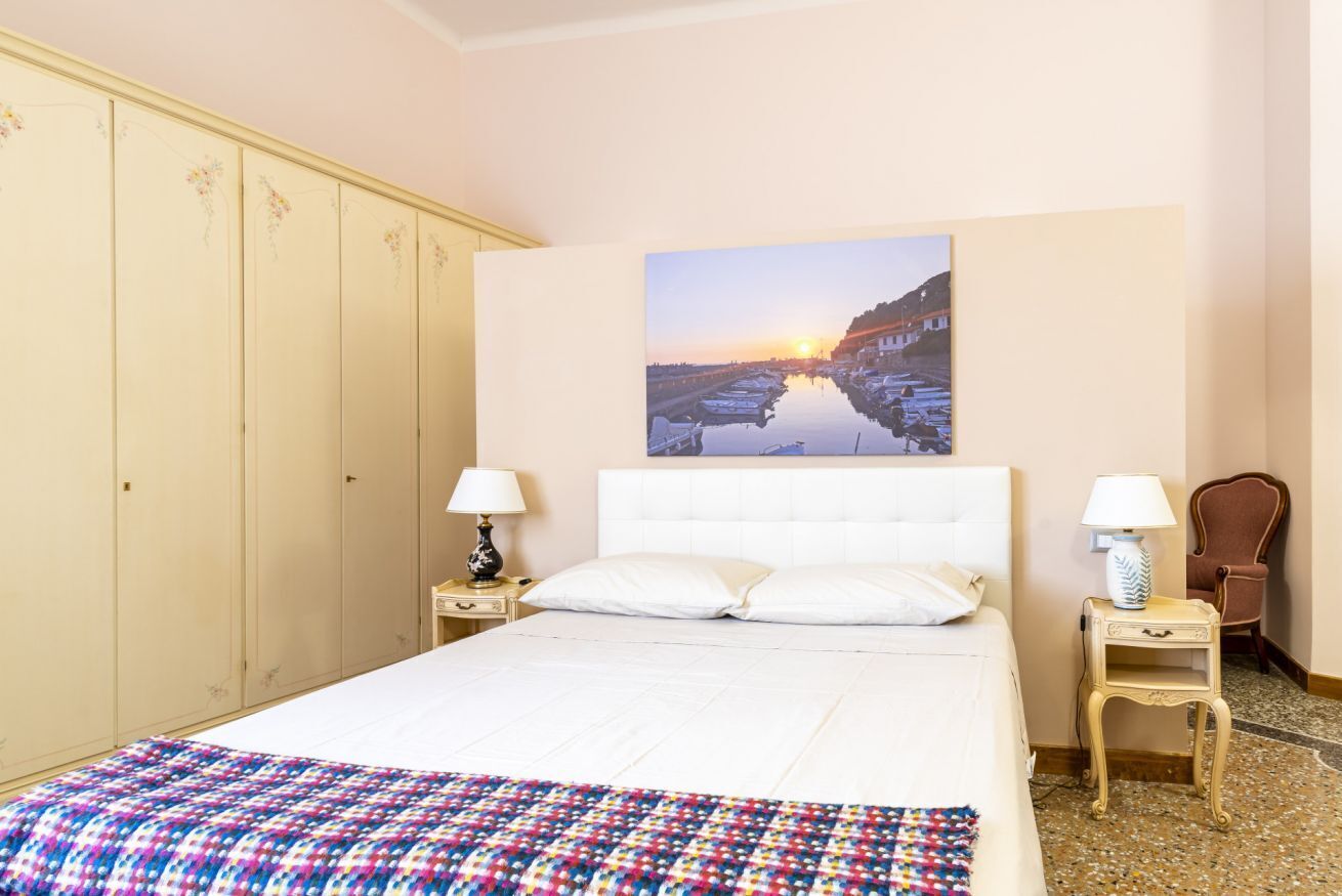 1 dormitorio, tabla de planchar con plancha, ropa de cama