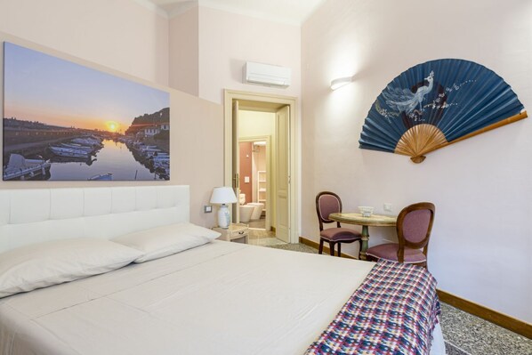 1 habitación, tabla de planchar con plancha y ropa de cama 