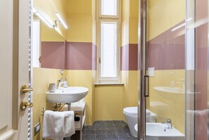 Een douche, een haardroger, een bidet, handdoeken