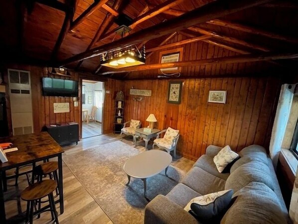 Fernseher, Kamin, Bücher