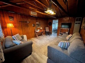 Fernseher, Kamin, Bücher