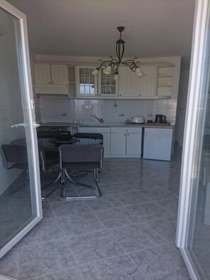 Apartment, Smoking