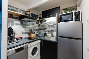 Jääkaappi, mikroaaltouuni, uuni, astianpesukone