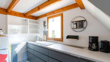 Een koelkast, een broodrooster, een kinderstoel