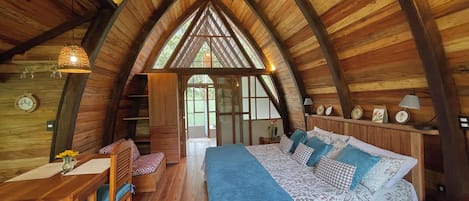 Deluxe Cabin | 1 bedroom, laptop workspace, free WiFi, bed sheets