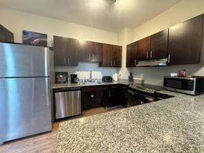 Fridge, microwave, oven, stovetop - King Studio Downtown Columbus (Columbus)