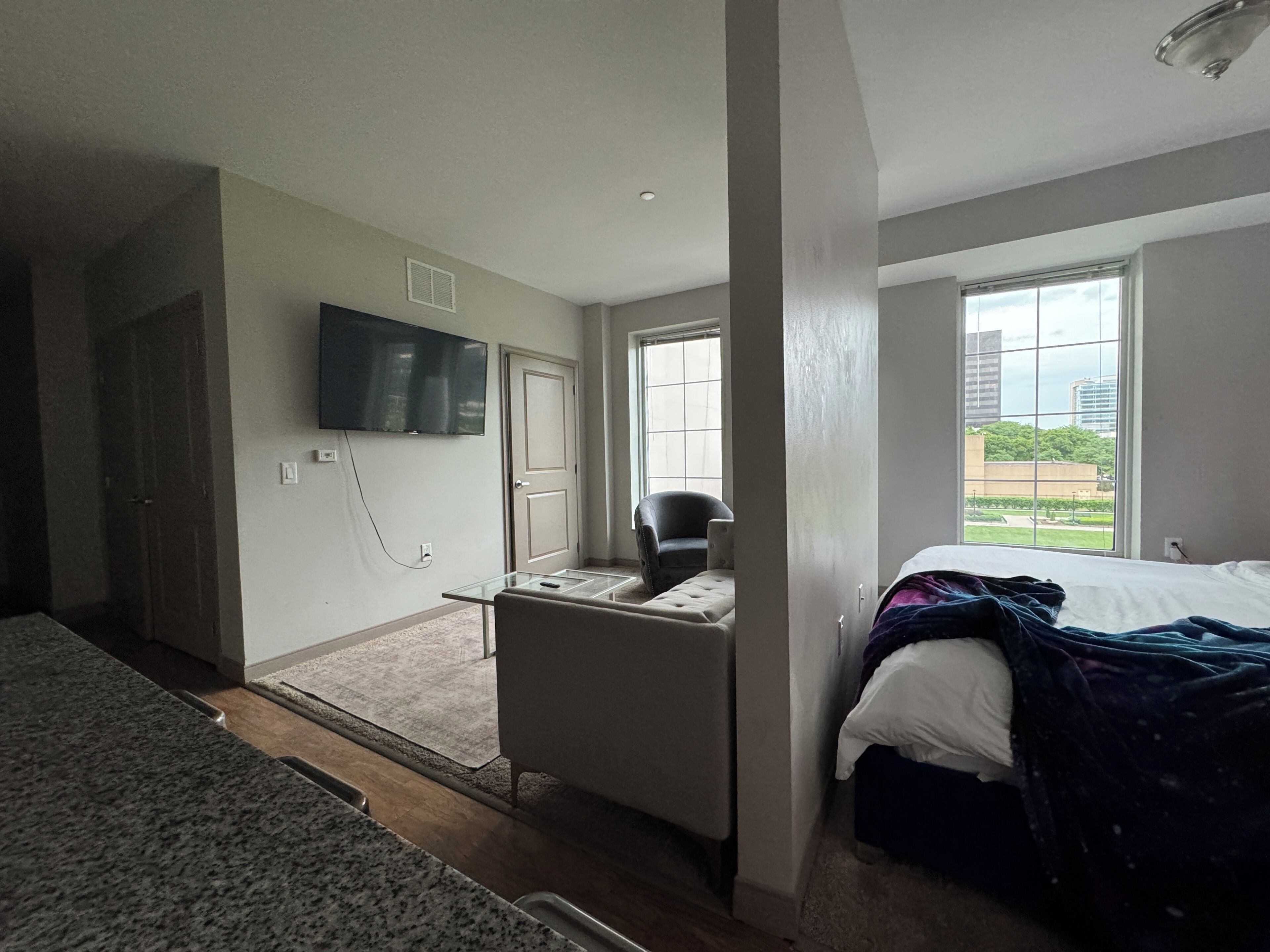 Iron/ironing board, WiFi, bed sheets