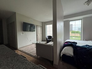 Iron/ironing board, WiFi, bed sheets - King Studio Downtown Columbus (Columbus)