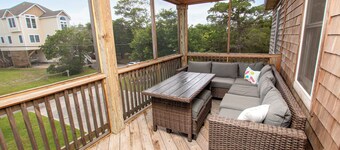 Soundside, Fire Pit, Screened in Porch, Fenced in Backyard, Charming Beach House