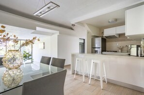 Réfrigérateur, micro-ondes, plaque de cuisson, cafetiÚre/bouilloire