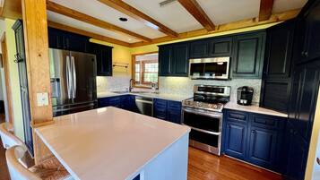 Coffee/tea maker, fridge, microwave, oven