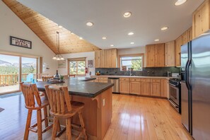 Kylskåp, mikrovågsugn, ugn och spishäll