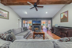 Smart TV, fireplace, table football, printers - Salted Rim | Game Room • Ruidoso Views • Sleeps 10 (Ruidoso)