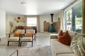 TV connectée, cheminée, baby-foot, livres