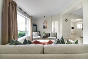 Smart TV, chimenea, futbolito y libros 