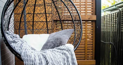 Cozy outdoor bath hideaway 5min from CBD