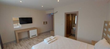 办公桌、笔记本电脑工作区、免费 WiFi、床单