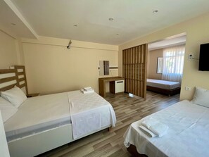 Desk, laptop workspace, free WiFi, bed sheets - SeventyFour Hotel (Amasra)