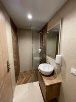 淋浴设施、名牌洗护用品、吹风机、毛巾