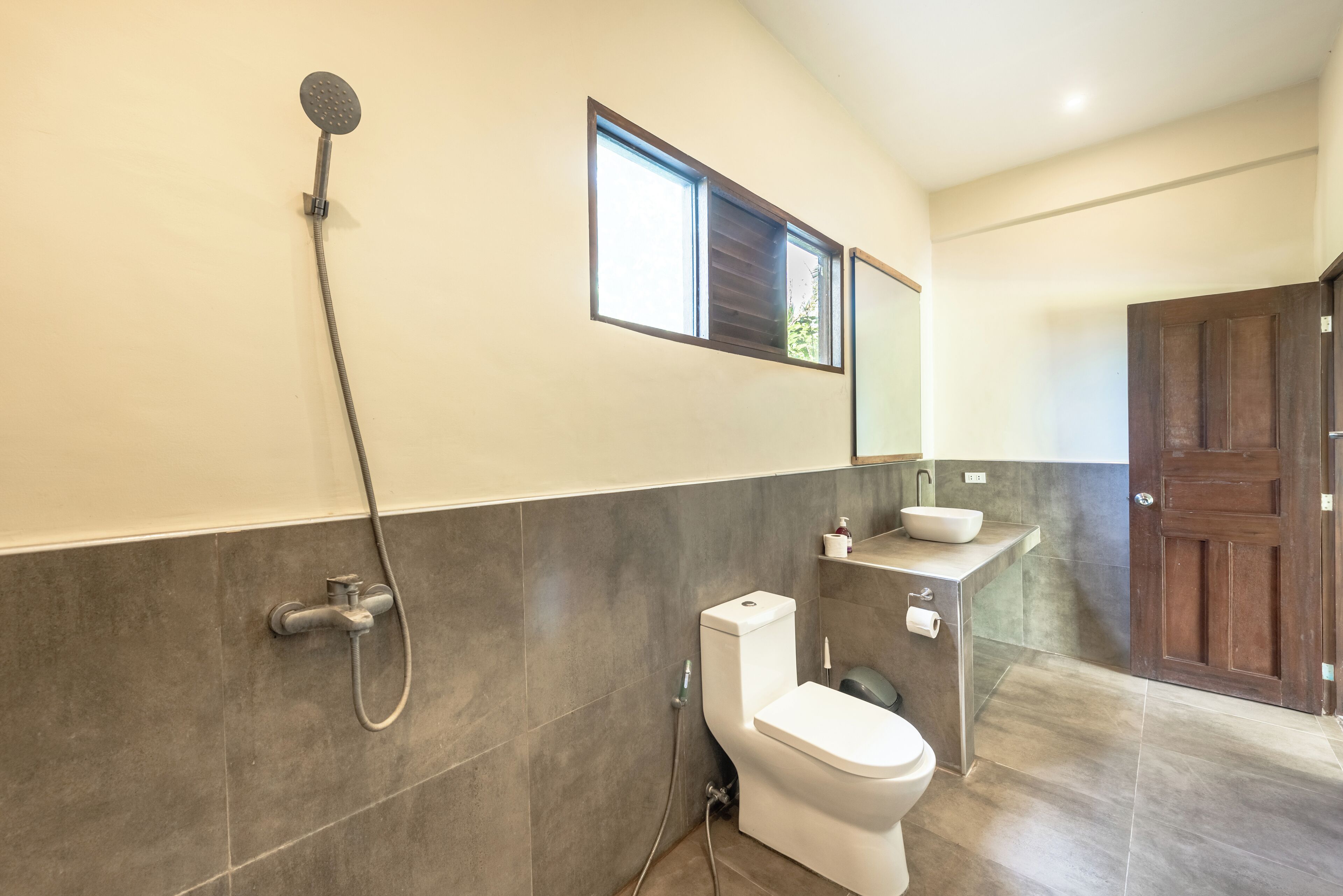 Un baño moderno con ducha, inodoro y lavabo.
