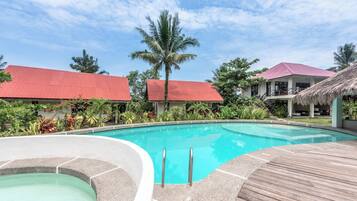 2 つの屋外プール