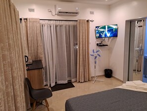 Economy-Einzelzimmer | Bügeleisen/Bügelbrett, kostenloses WLAN, Bettwäsche