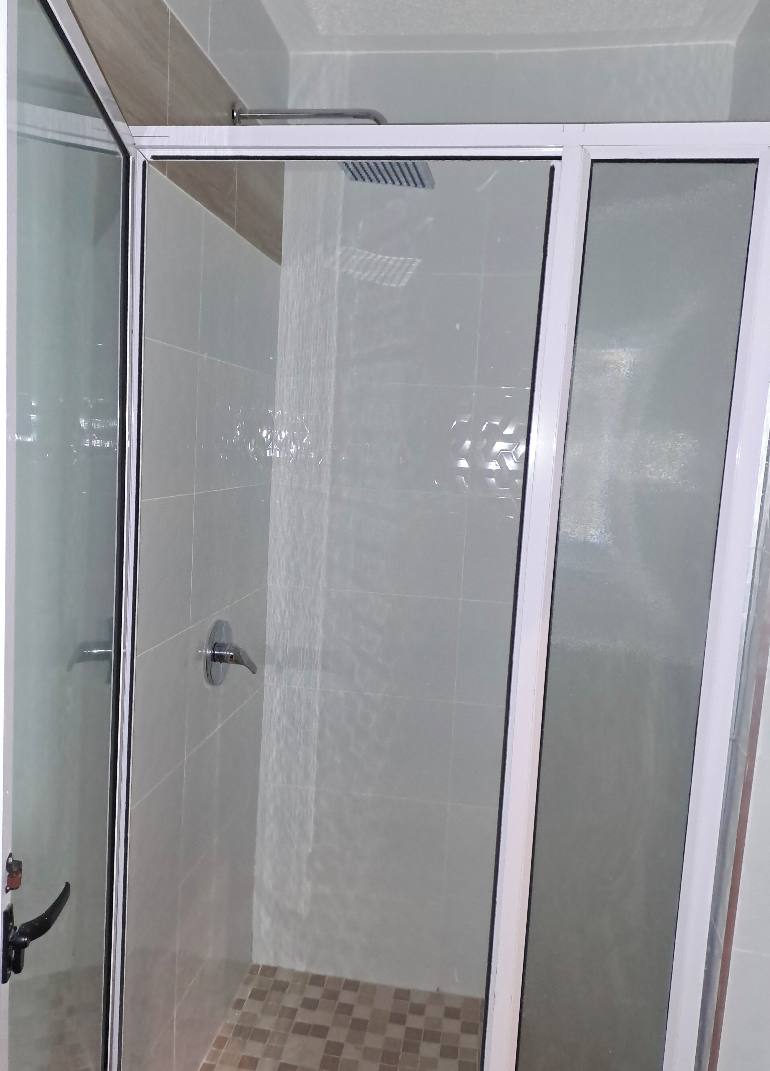 Kamar Single Ekonomi | Kamar mandi | Shower, pancuran hujan,  dan handuk