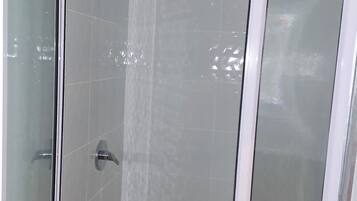 Kamar Single Ekonomi | Kamar mandi | Shower, pancuran hujan, dan handuk