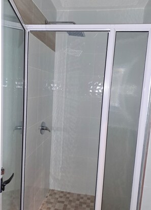 Economy-Einzelzimmer | Badezimmer | Dusche, Regendusche, Handtücher