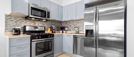 Réfrigérateur, micro-ondes, four, plaque de cuisson